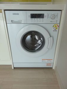 Freestanding washer dryer