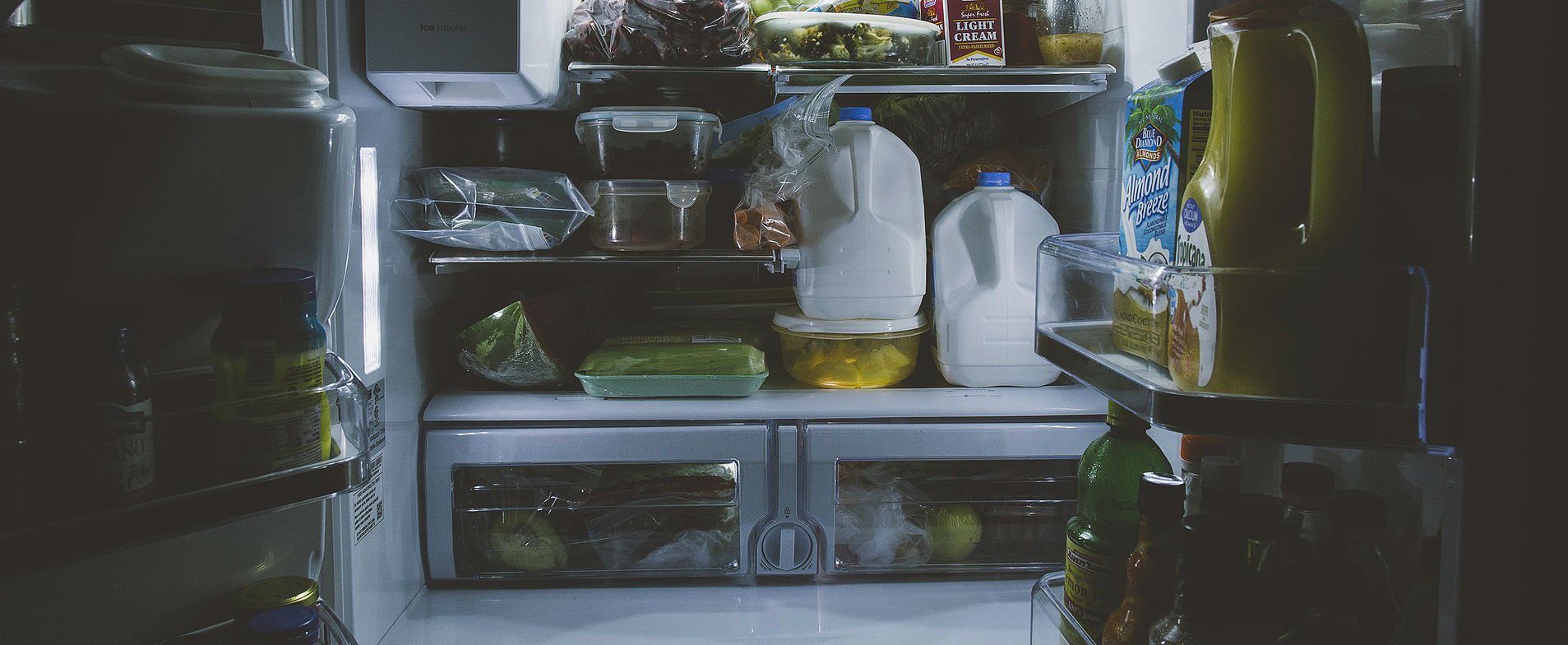 puerta del refrigerador abierta de par en par